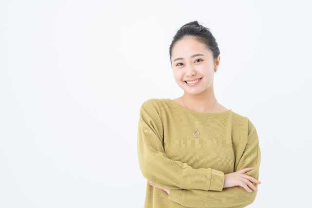 腕を組む女性