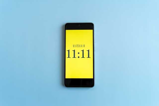 スマホにうつる時計がエンジェルナンバーであるイメージ
