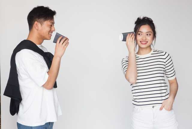 糸電話する男女