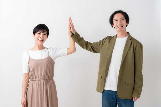 ハイタッチする男女