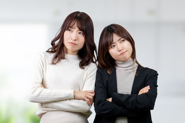 互いにイライラする二人の女性