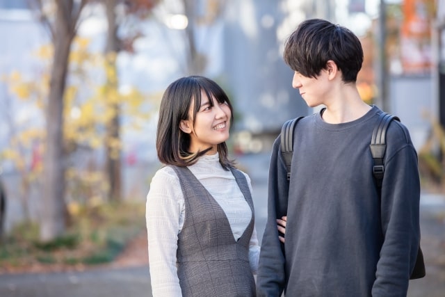 女性と男性がデートしている様子の画像