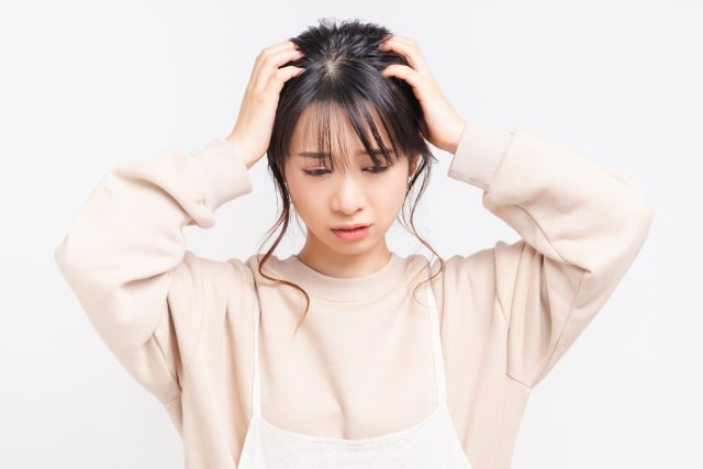頭を抱える女性