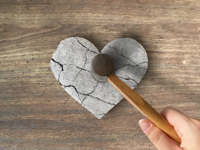 ハートの石をおので割るイメージ画像