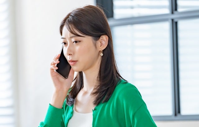 電話をする若い女性の画像